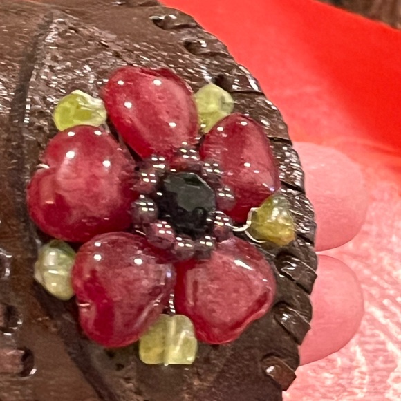 Leather cuff bracelet with bead design - Picture 5 of 5